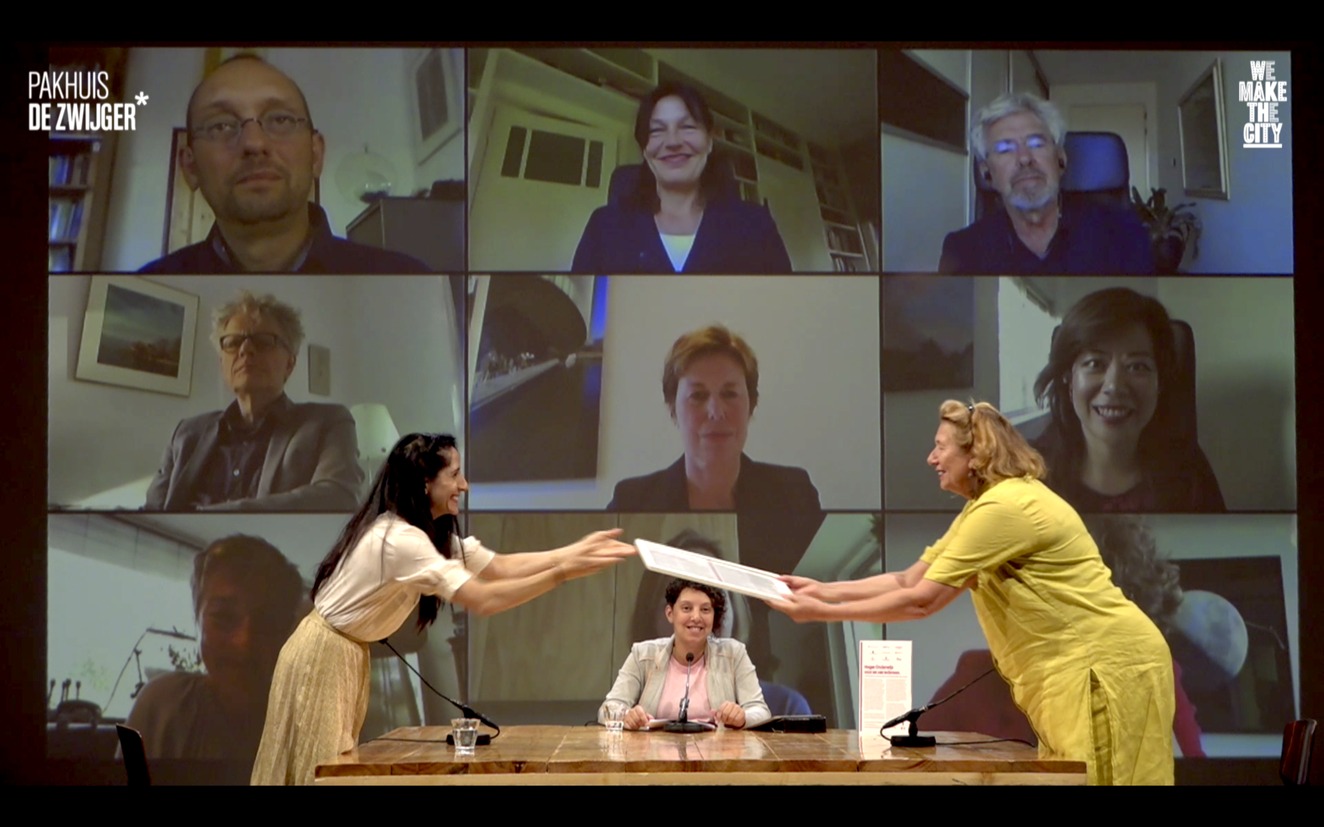 Overhandiging akkoord door Aliya Celik (HvA) aan Caroline Nevejan (Gemeente Amsterdam).