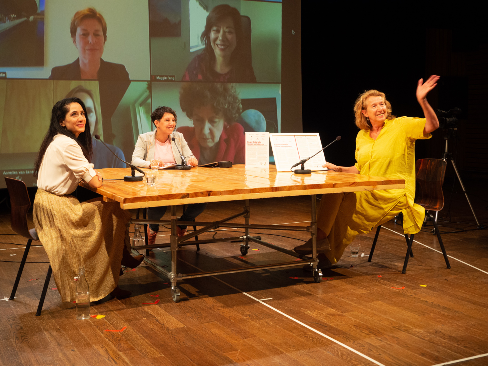 Ondertekening Amsterdams Akkoord hoger onderwijs. V.l.n.r. Aliya Celik, Dionne Abdoelhafiezkhan en Caroline Nevejan.