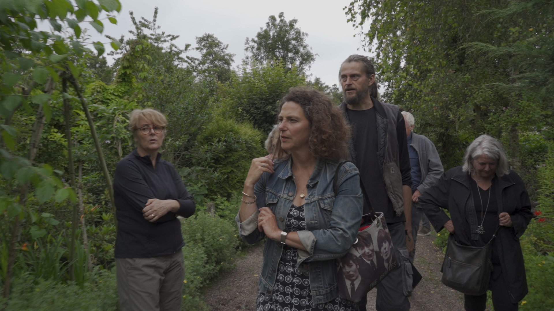 Marieke van Doorninck krijgt een rondleiding van volkstuinders.