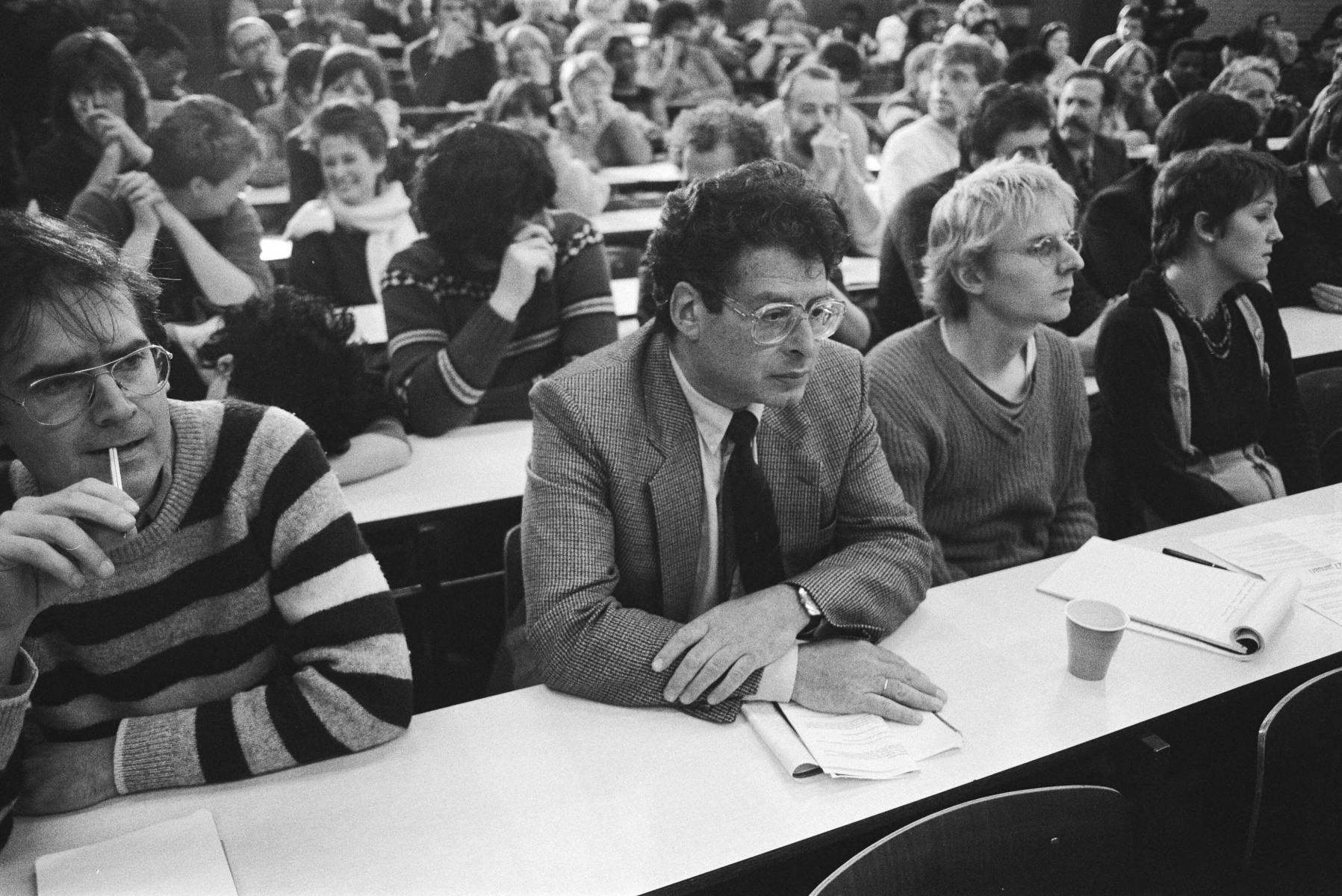Amsterdam, Prinsenhof conferentie over discriminatie en racisme; burgemeester Van Thijn tussen publiek. Via Nationaal Archief, CC0
