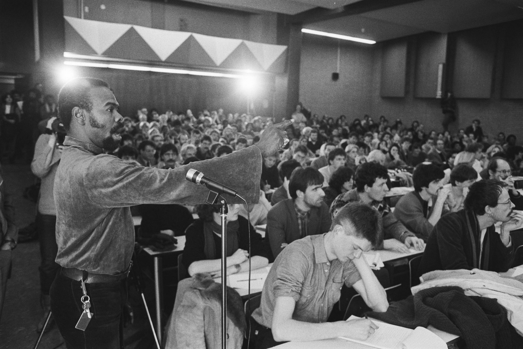 Amsterdam, Prinsenhof conferentie over discriminatie en racisme; publieke belangstelling bij de zaalmicrofoon. Via Nationaal Archief, CC0