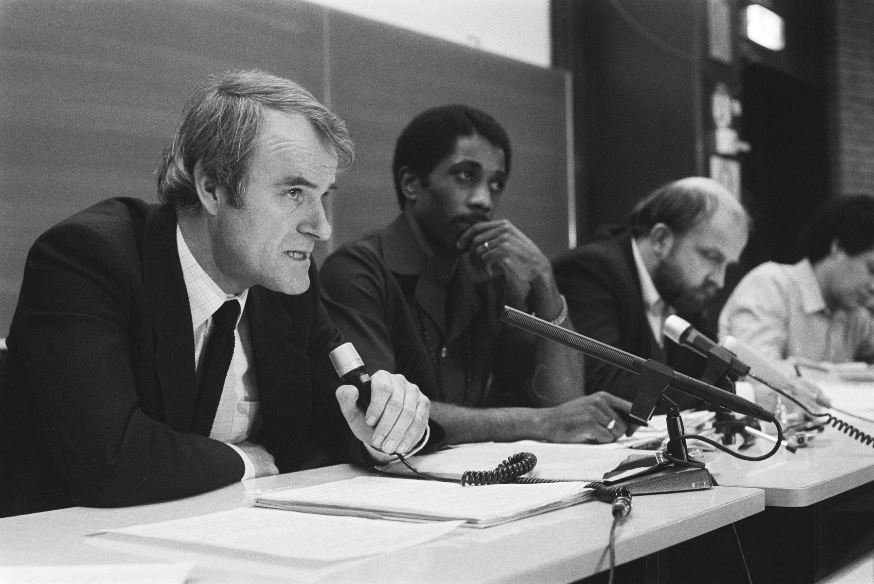 Amsterdam, Prinsenhof conferentie over discriminatie en racisme; commissaris Riessen (Bijlmermeer) aan het woord. Via Nationaal Archief, CC0