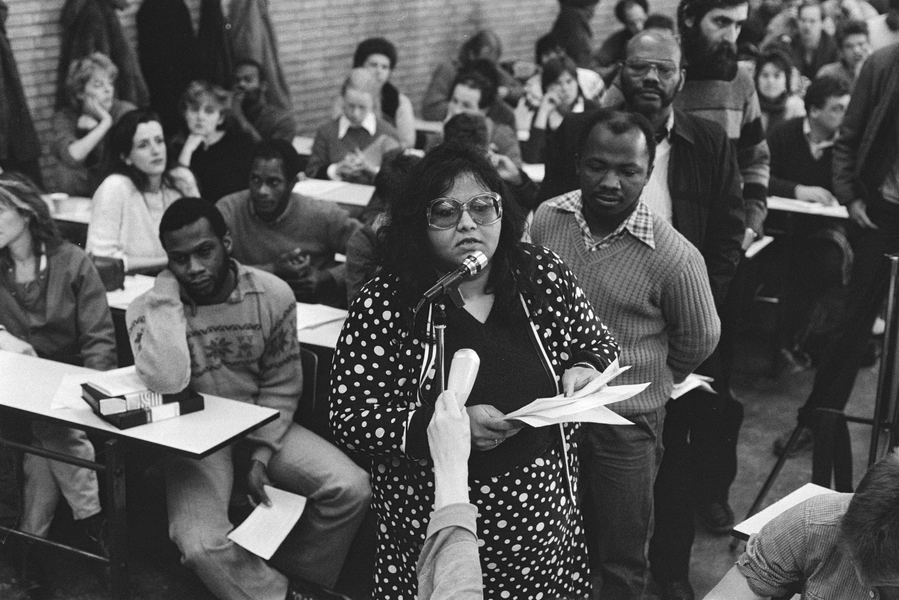 Amsterdam, Prinsenhof conferentie over discriminatie en racisme; publieke belangstelling bij de zaalmicrofoon. Via Nationaal Archief, CC0