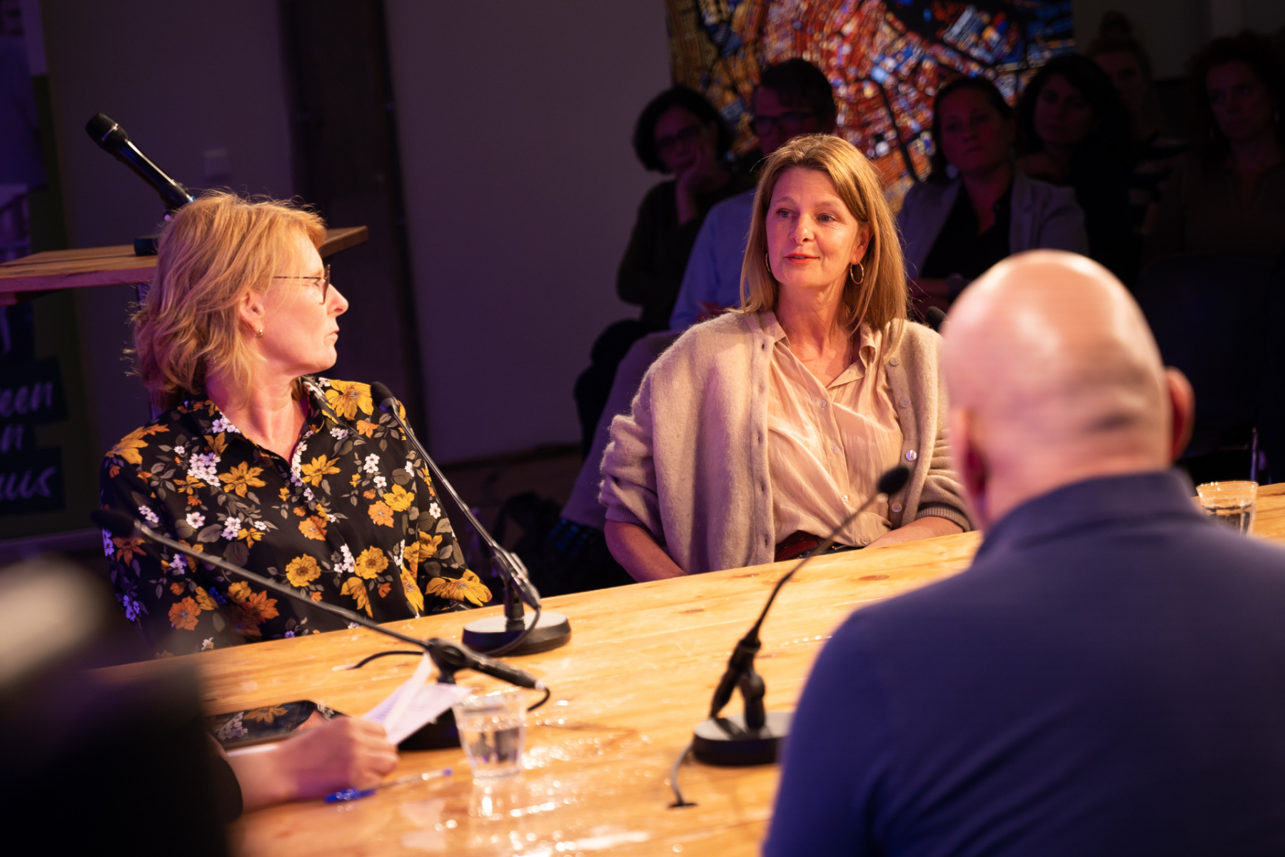 Links Bianca van der Neut (manager Kamers met Aandacht) en rechts Marit Postma (manager tijdelijk wonen bij de Regenboog Groep) ©Ilse Paulussen