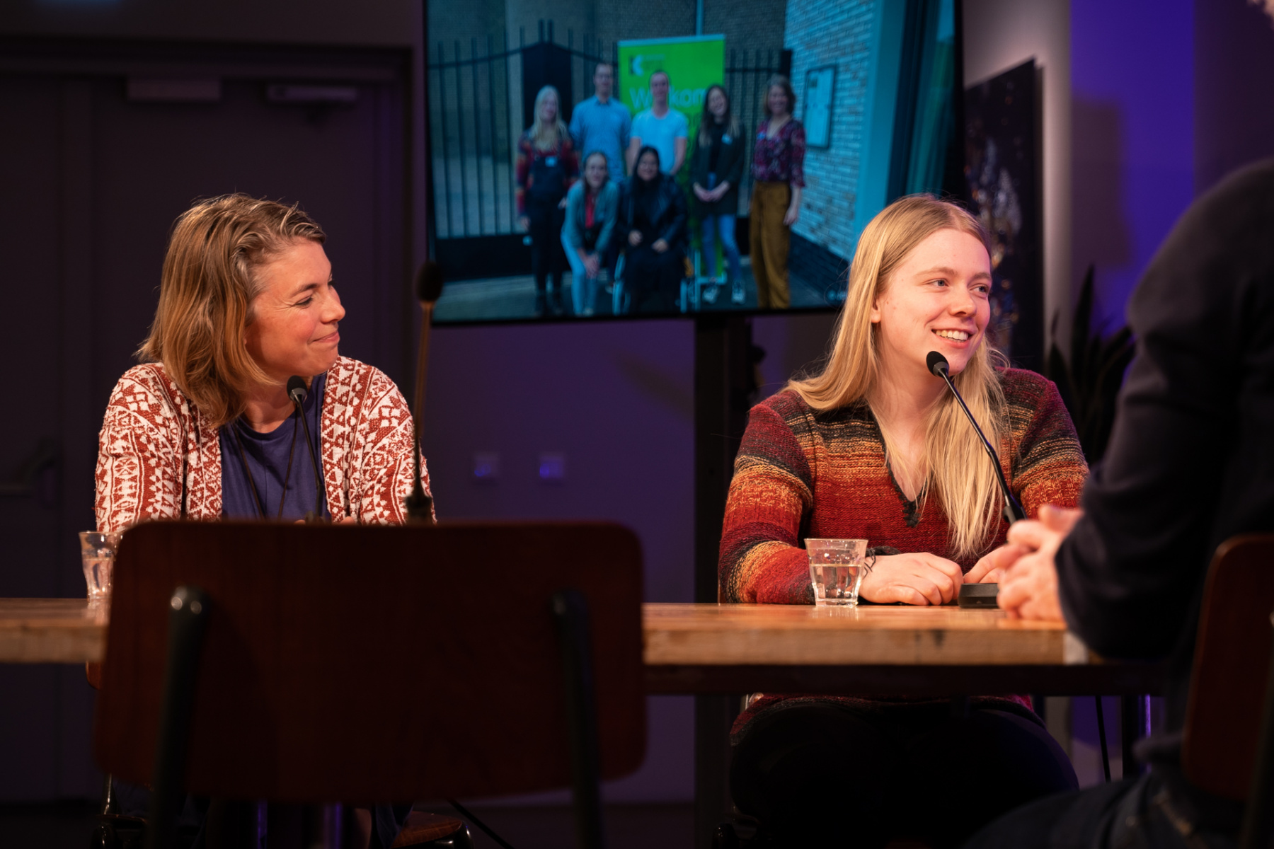 Links Fanny Koerts (Up to Us) en rechts Kelly Warring (jongerenpanel De Derde Kamer). ©Ilse Paulussen
