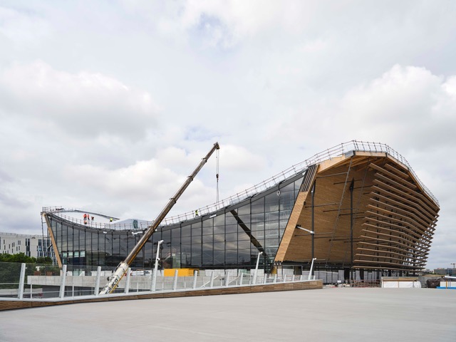 Aquatics Centre, Saint-Denis, Parijs. Ontwerp: VenhoevenCS architecture+urbanism en Ateliers 2/3/4/. Foto: Jean-Philippe Mesguen.