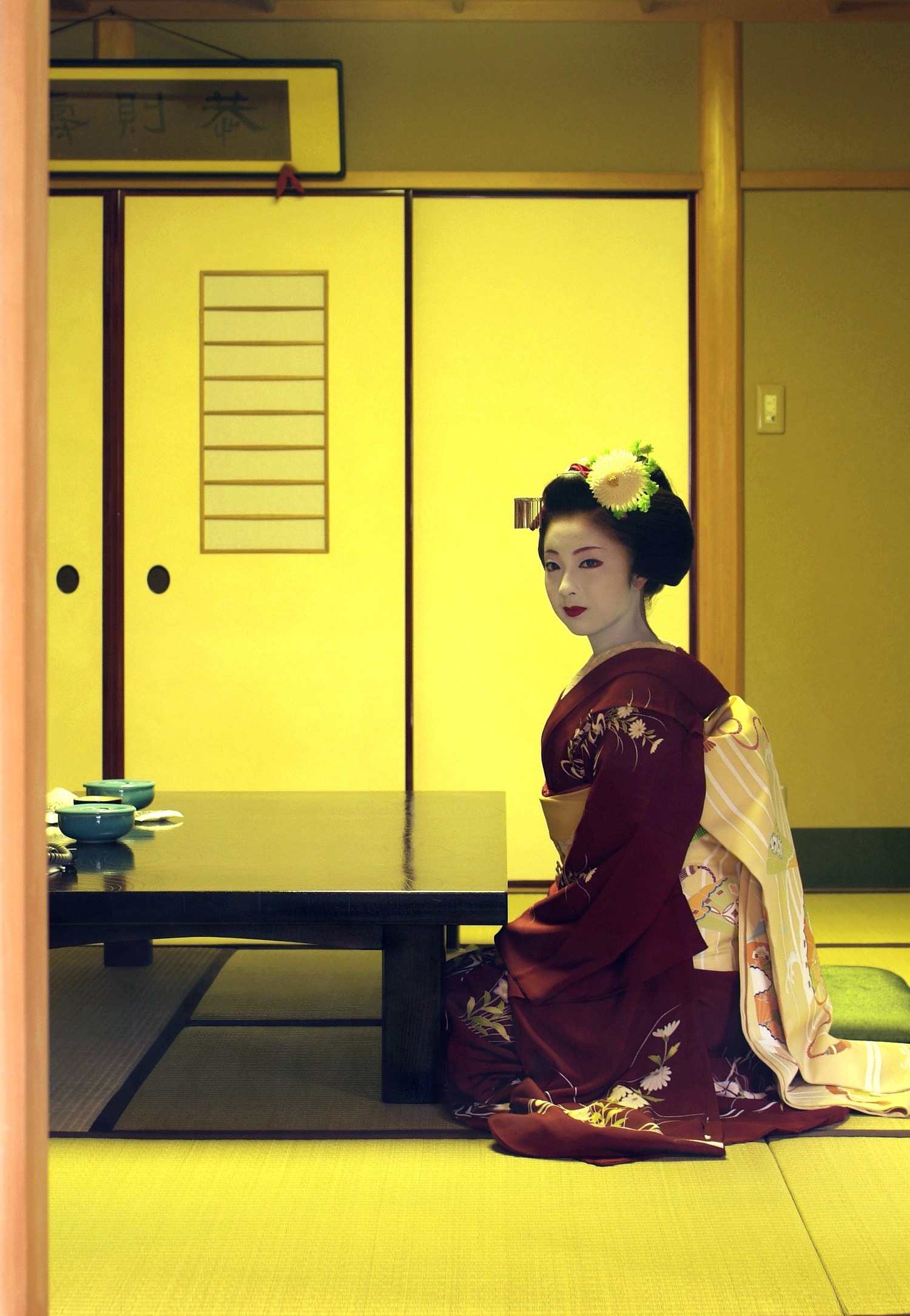 Japan, Kyoto, 25-03-2006. Kimika is a 20 year old maiko, an apprentice geisha. She lives and trains and works at the well known 'Minatoya' establishment at the Miyagawa-cho geisha district of the old city. Photo(c) Paul van Riel / HH.